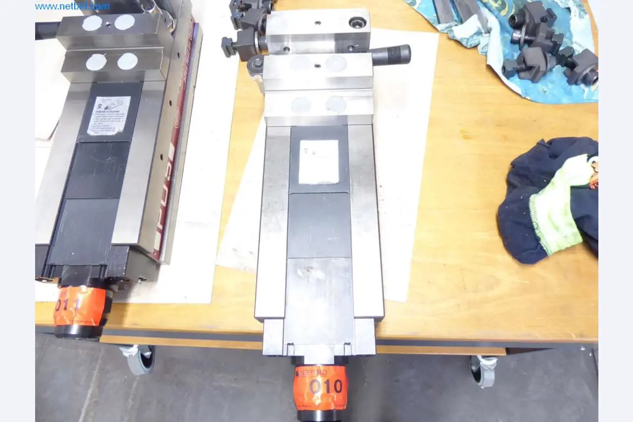 Maquinaria, equipos operativos y de oficina bien mantenidos
-1