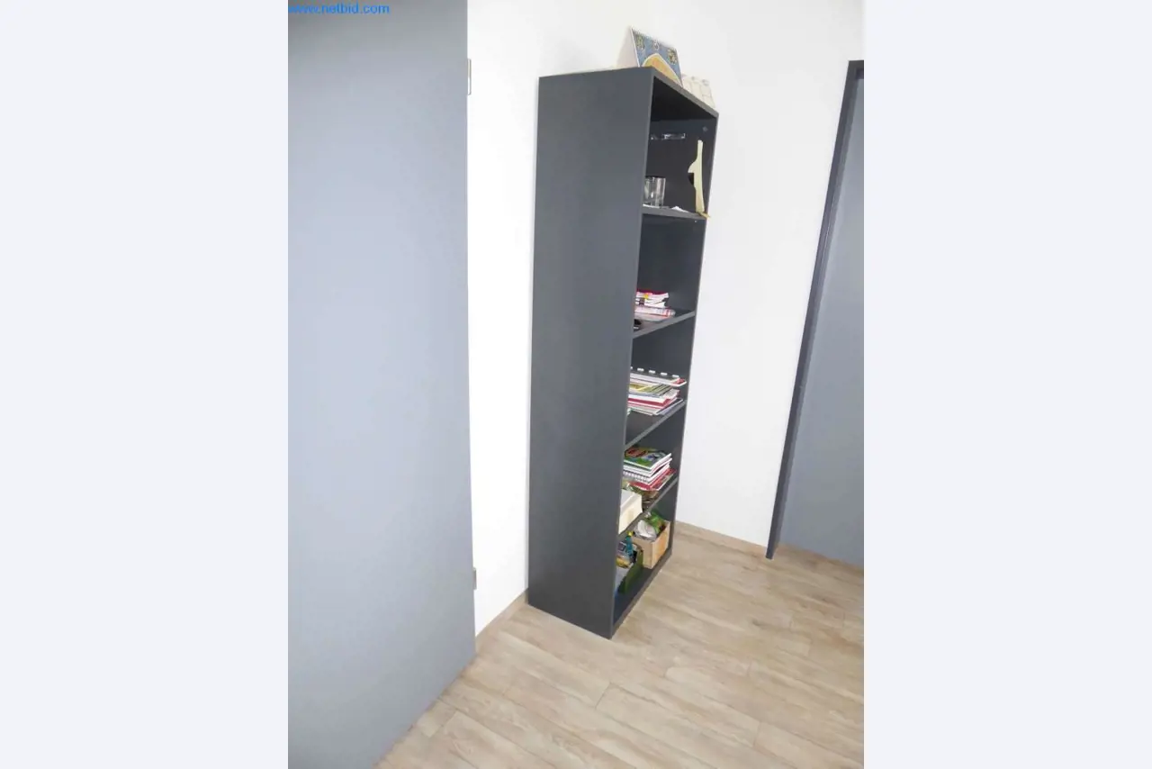 Dobře udržované stroje, provozní a kancelářské vybavení
-2