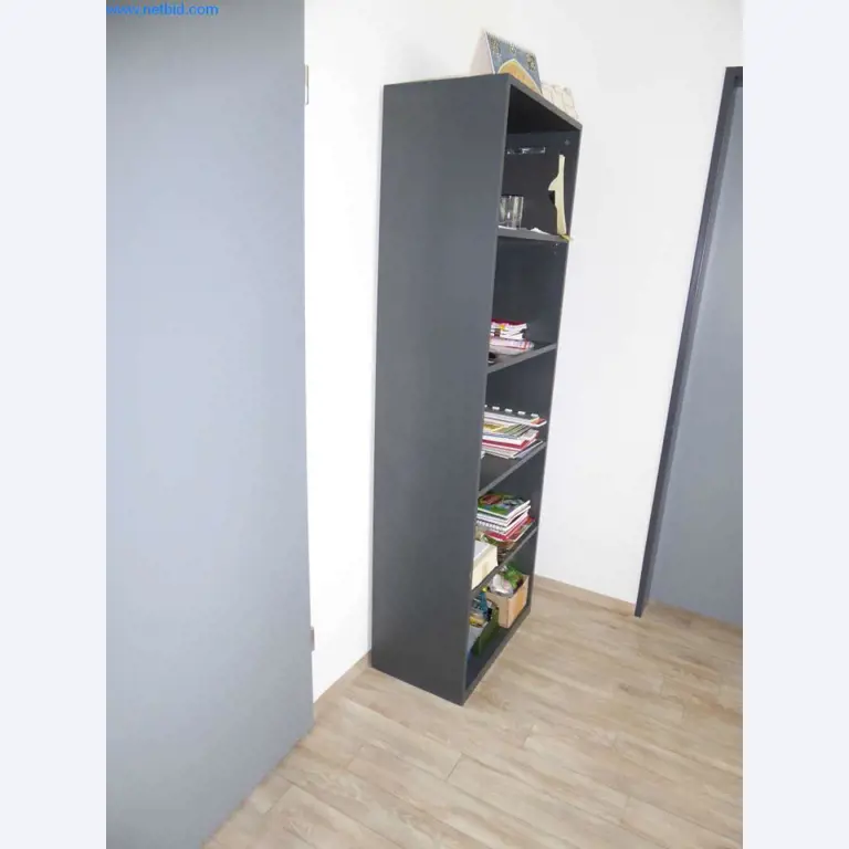 Dobře udržované stroje, provozní a kancelářské vybavení
-2