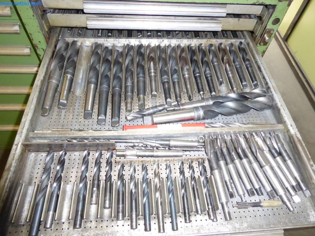 Dobře udržované stroje, provozní a kancelářské vybavení
-3