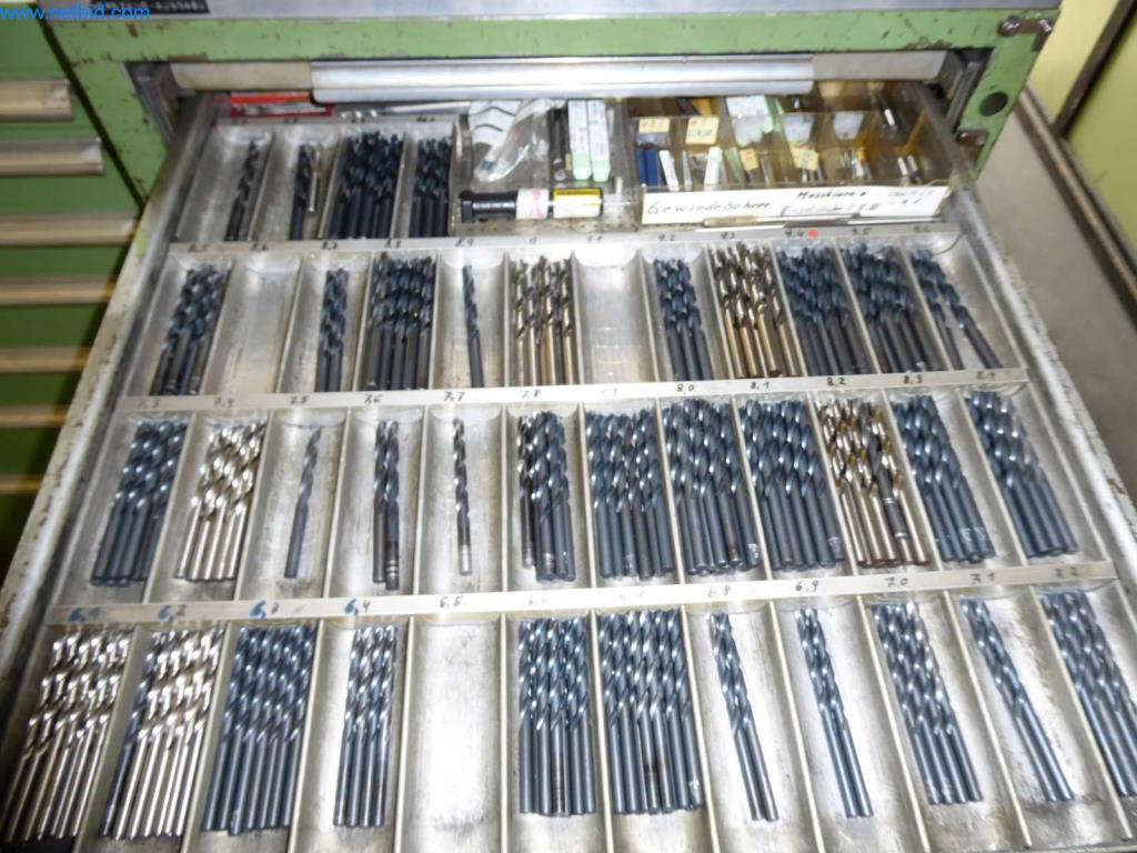 Dobře udržované stroje, provozní a kancelářské vybavení
-4