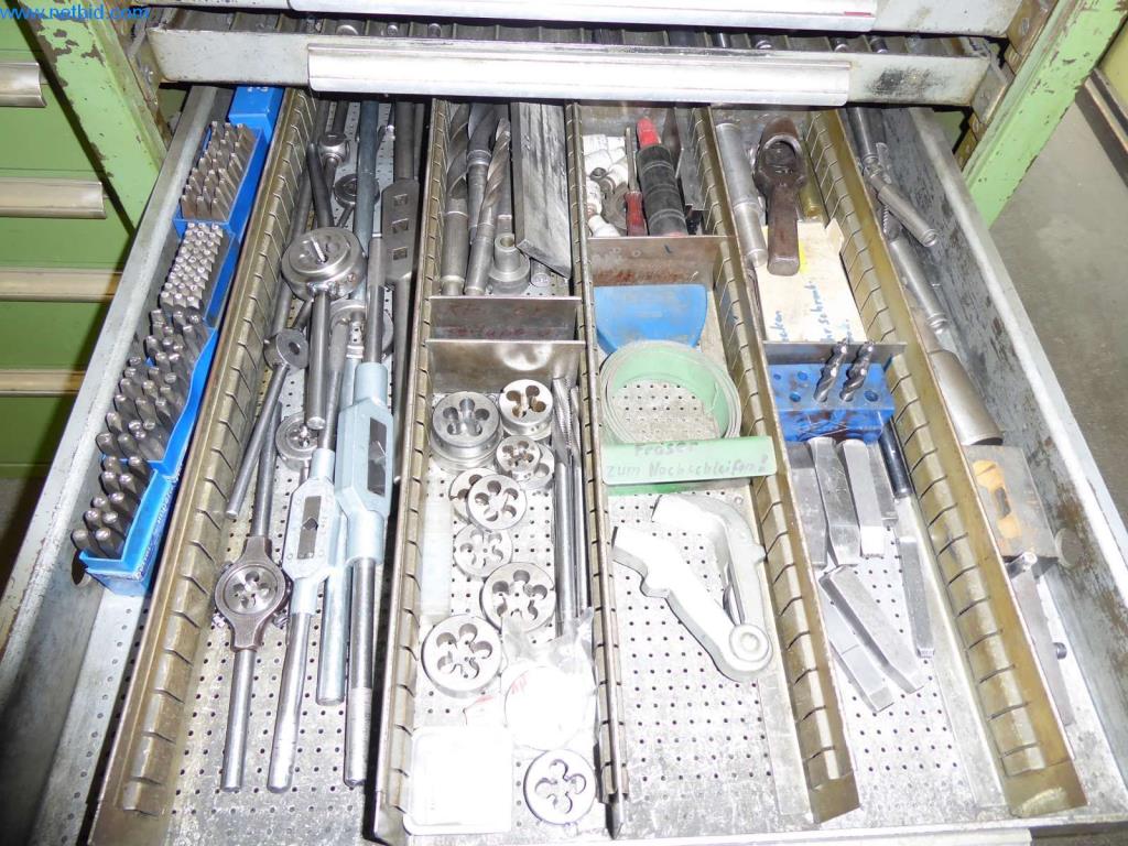 Dobře udržované stroje, provozní a kancelářské vybavení
-5