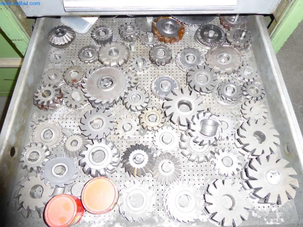 Dobře udržované stroje, provozní a kancelářské vybavení
-6