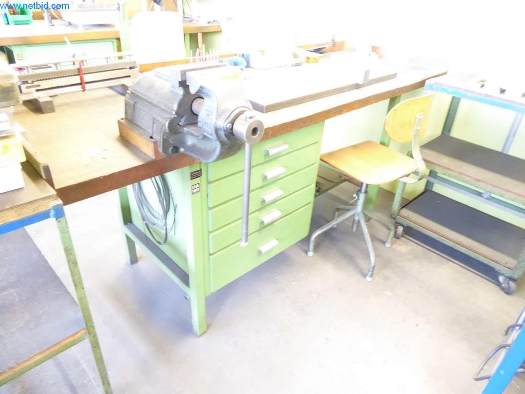 Dobře udržované stroje, provozní a kancelářské vybavení
-2