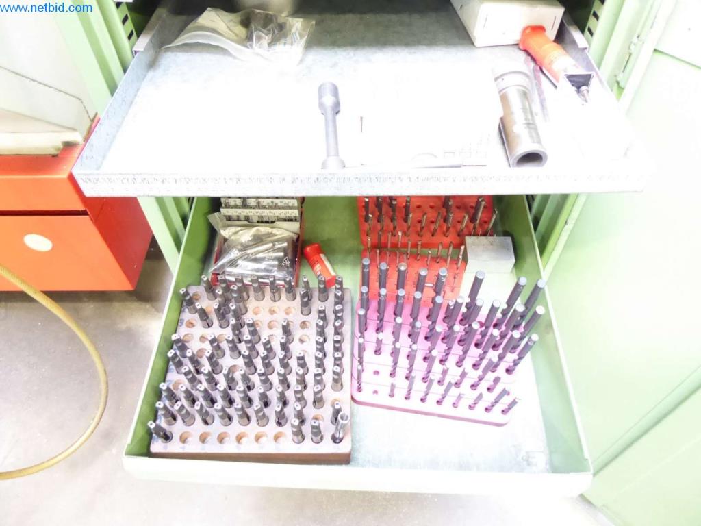 Maquinaria, equipos operativos y de oficina bien mantenidos
-10