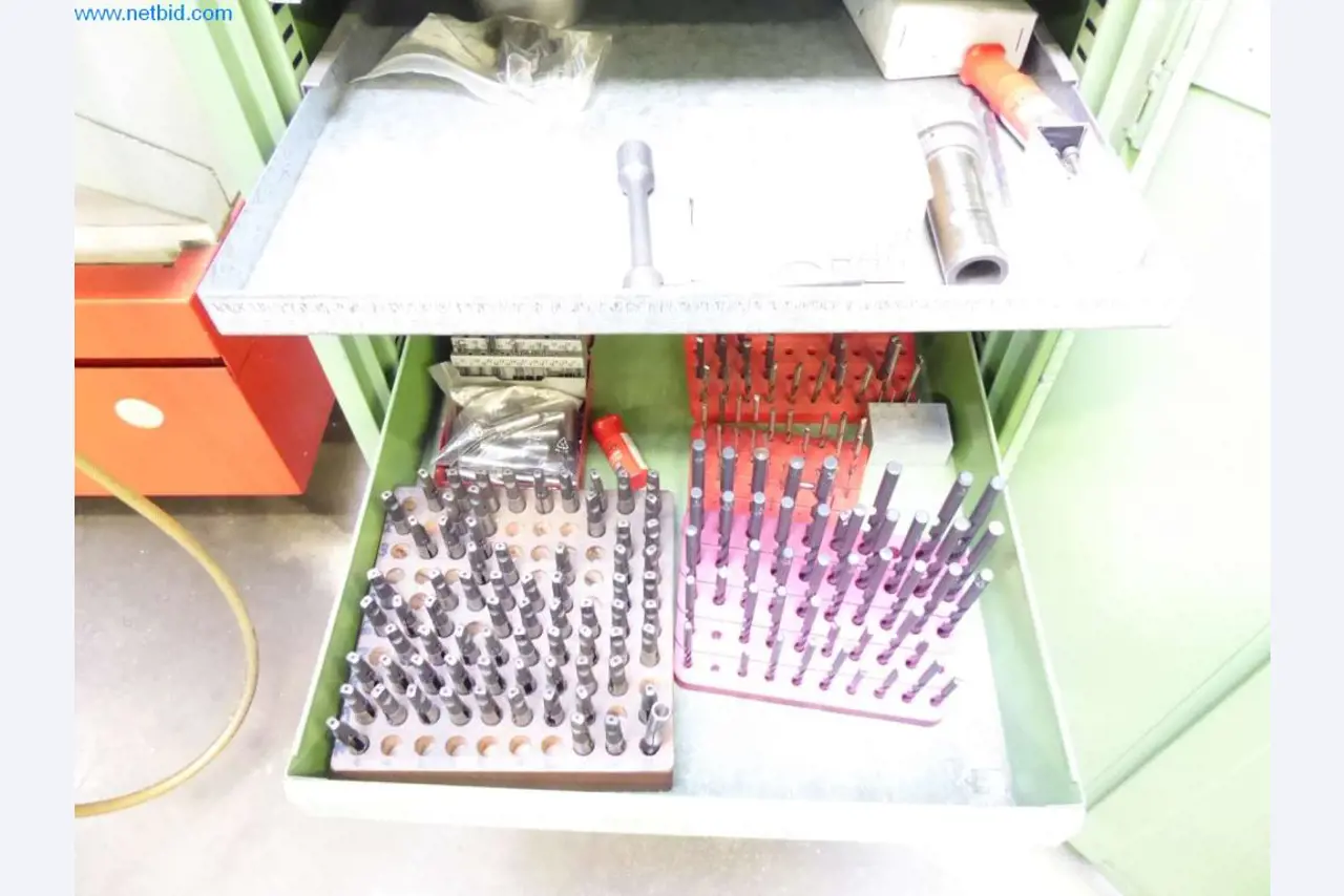 Máquinas, equipamento operacional e de escritório bem conservados
-10