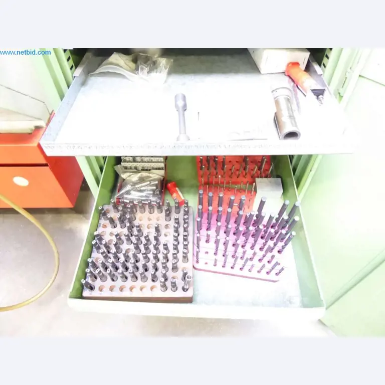 Máquinas, equipamento operacional e de escritório bem conservados
-10