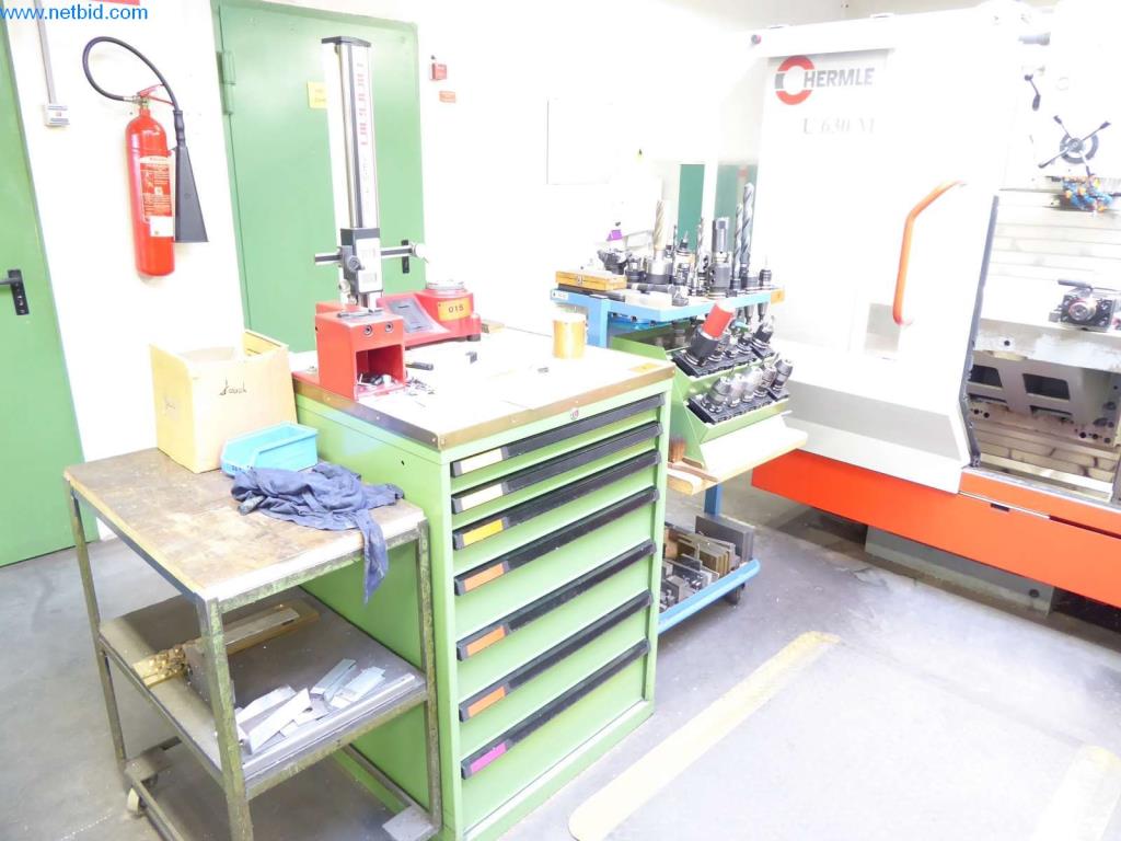 Maquinaria, equipos operativos y de oficina bien mantenidos
-4