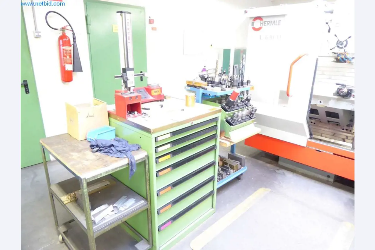 Máquinas, equipamento operacional e de escritório bem conservados
-4