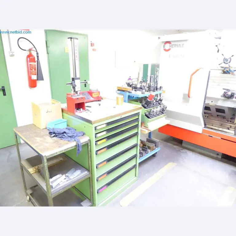 Máquinas, equipamento operacional e de escritório bem conservados
-4