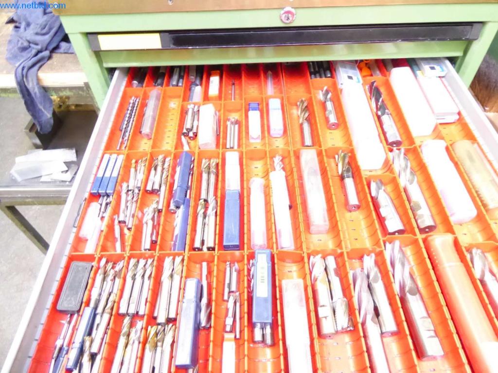 Maquinaria, equipos operativos y de oficina bien mantenidos
-6