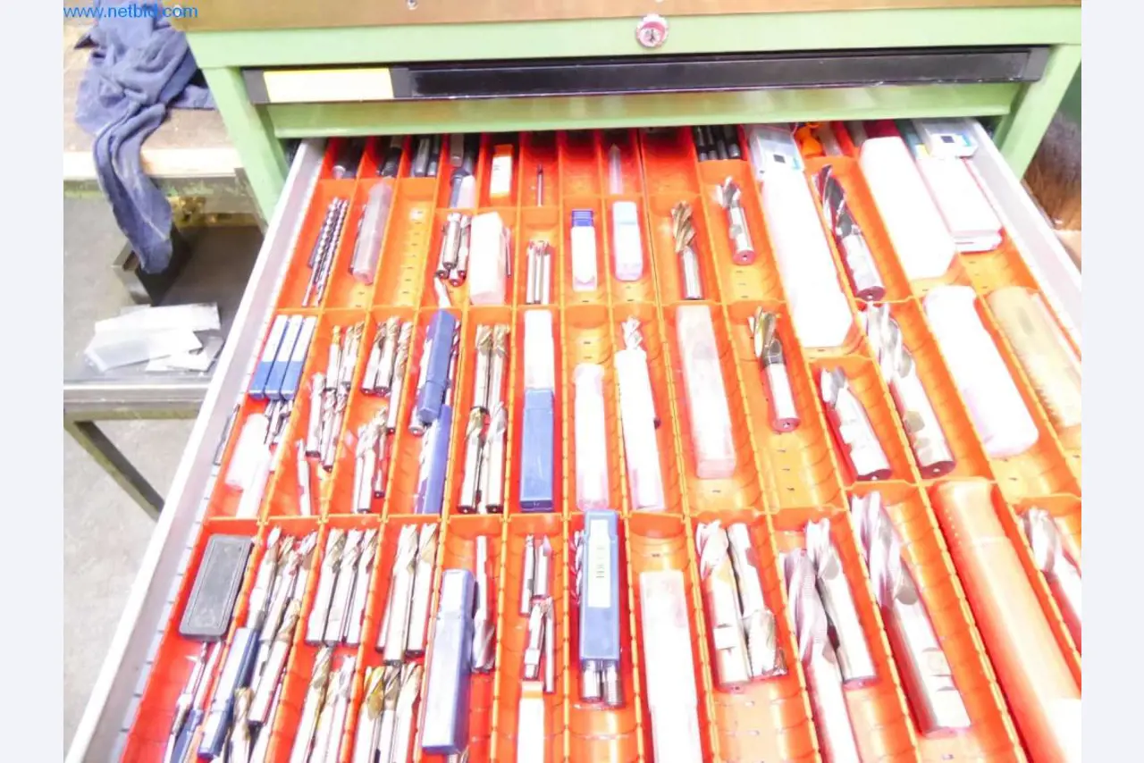 Máquinas, equipamento operacional e de escritório bem conservados
-6