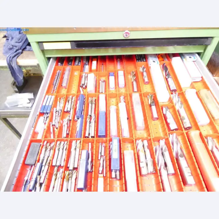 Máquinas, equipamento operacional e de escritório bem conservados
-6