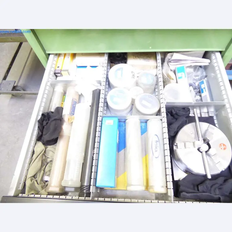 Máquinas, equipamento operacional e de escritório bem conservados
-8