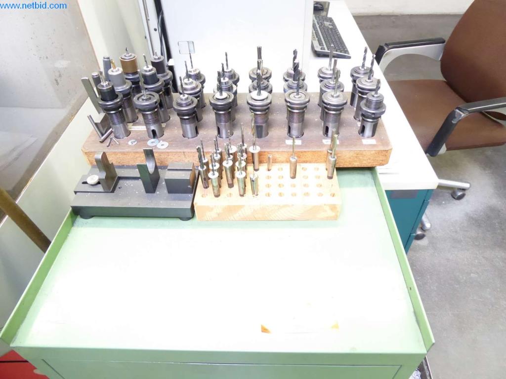 Maquinaria, equipos operativos y de oficina bien mantenidos
-9