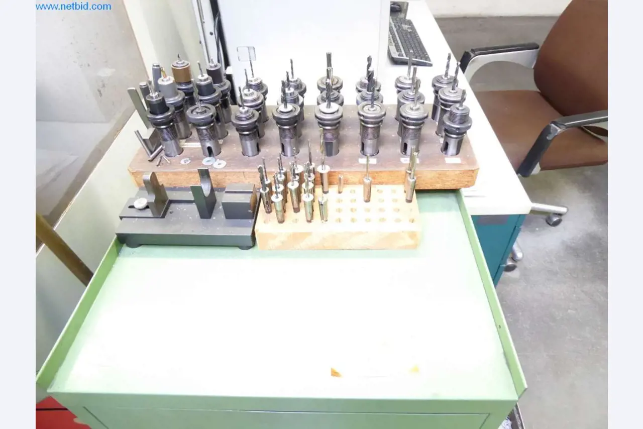 Máquinas, equipamento operacional e de escritório bem conservados
-9