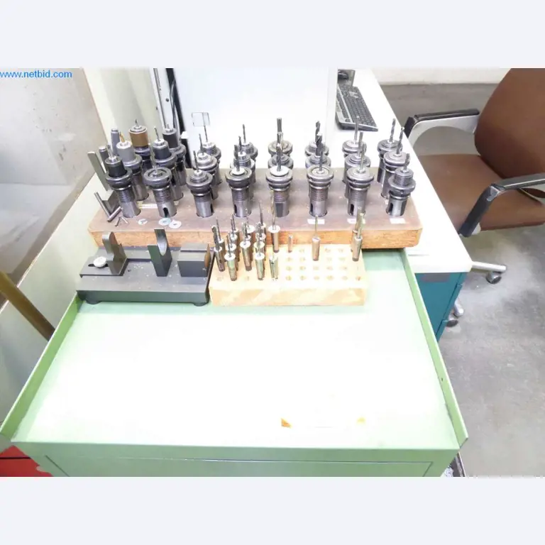 Máquinas, equipamento operacional e de escritório bem conservados
-9