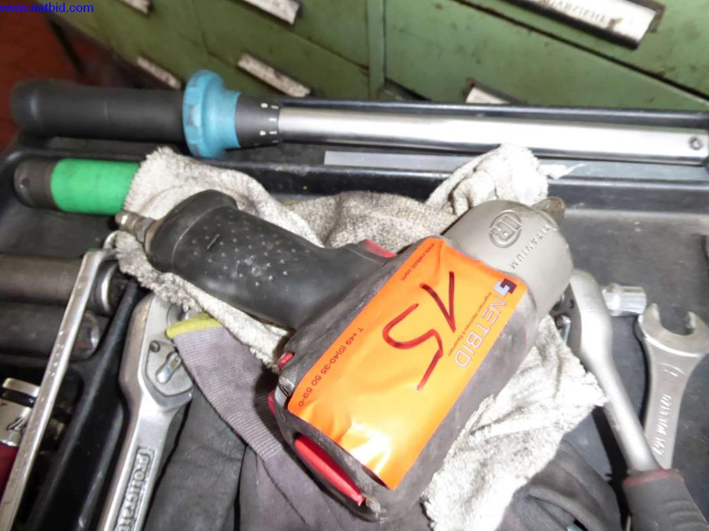 Equipamiento de taller, fábrica, oficina y sala de ventas para un taller / concesionario de automóviles-2