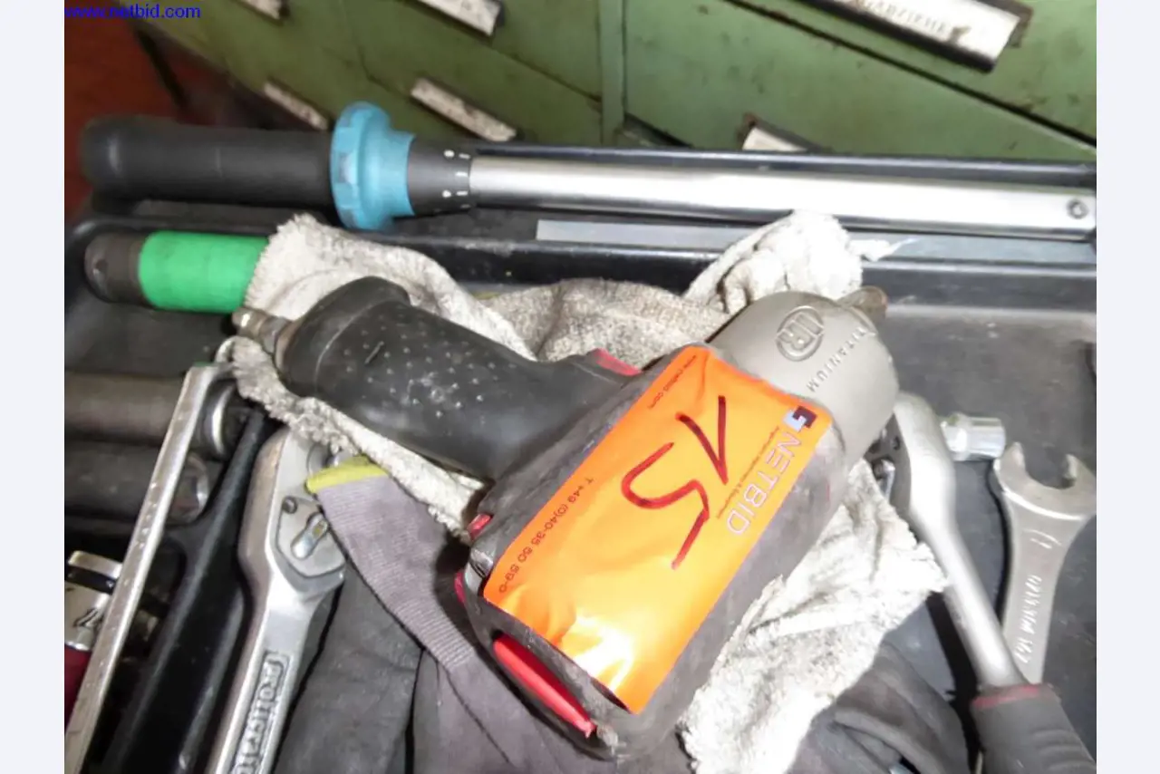 Werkstatt-, Betriebs-, Büro-, Verkaufsraumausstattung einer KFZ-Werkstatt / Autohaus-2