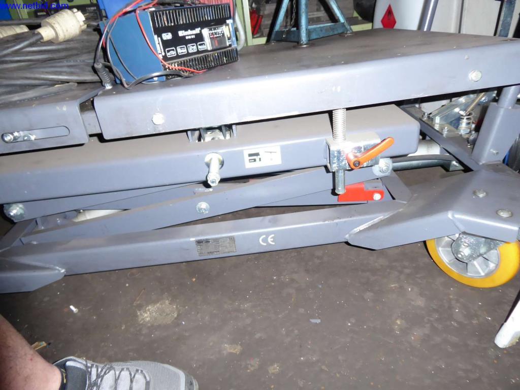 Workshop, company office and sales room equipment of a car workshop / car dealership-2