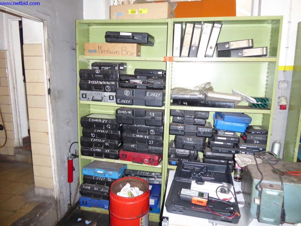 Equipamiento de taller, fábrica, oficina y sala de ventas para un taller / concesionario de automóviles-1