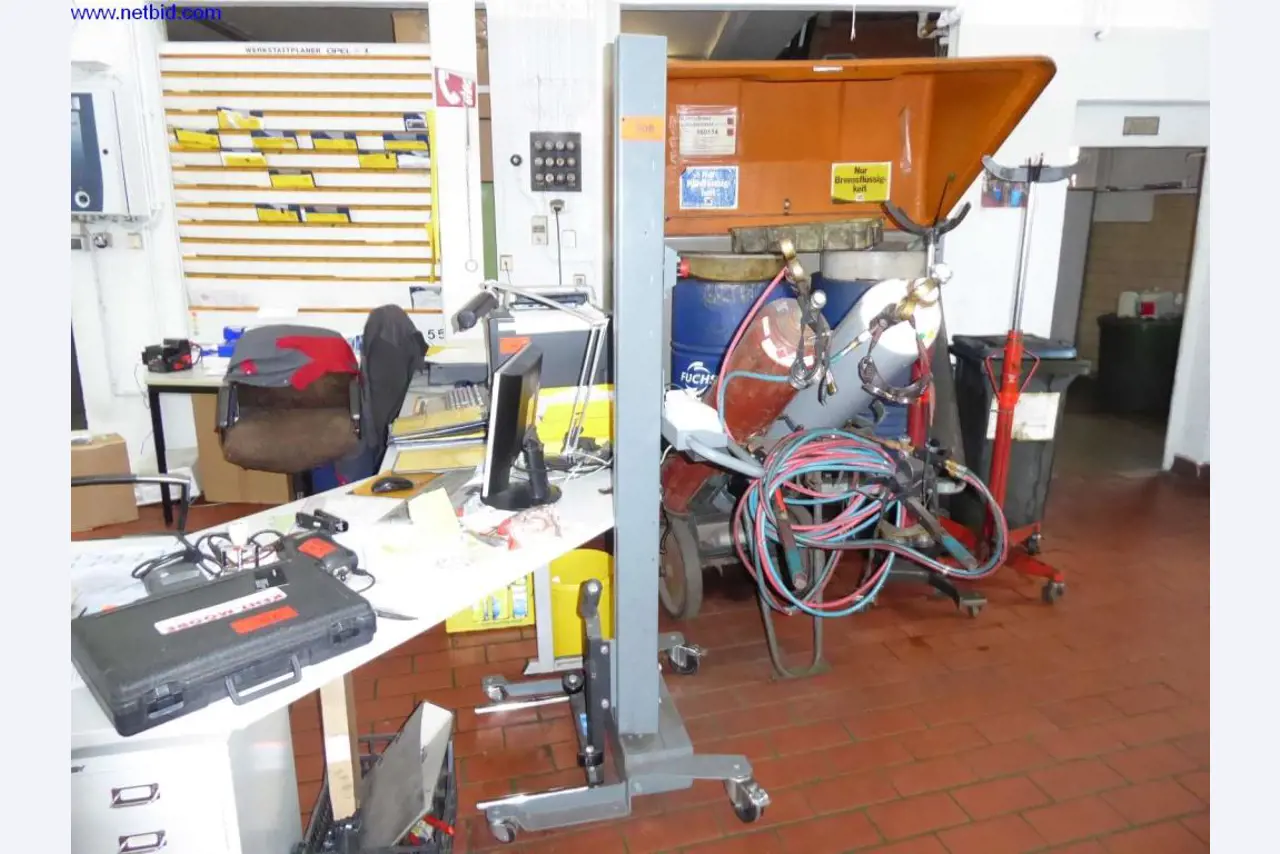 Equipamiento de taller, fábrica, oficina y sala de ventas para un taller / concesionario de automóviles-1