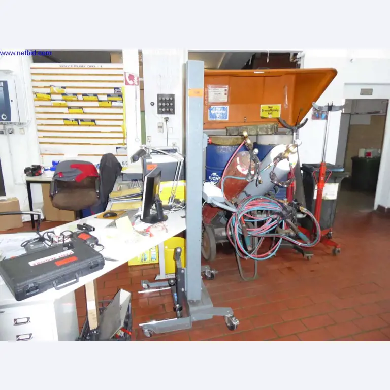 Equipamiento de taller, fábrica, oficina y sala de ventas para un taller / concesionario de automóviles-1