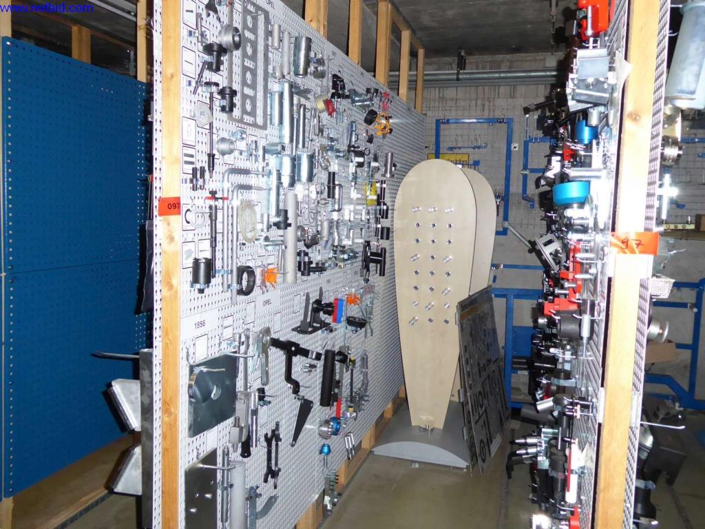 Equipamiento de taller, fábrica, oficina y sala de ventas para un taller / concesionario de automóviles-1