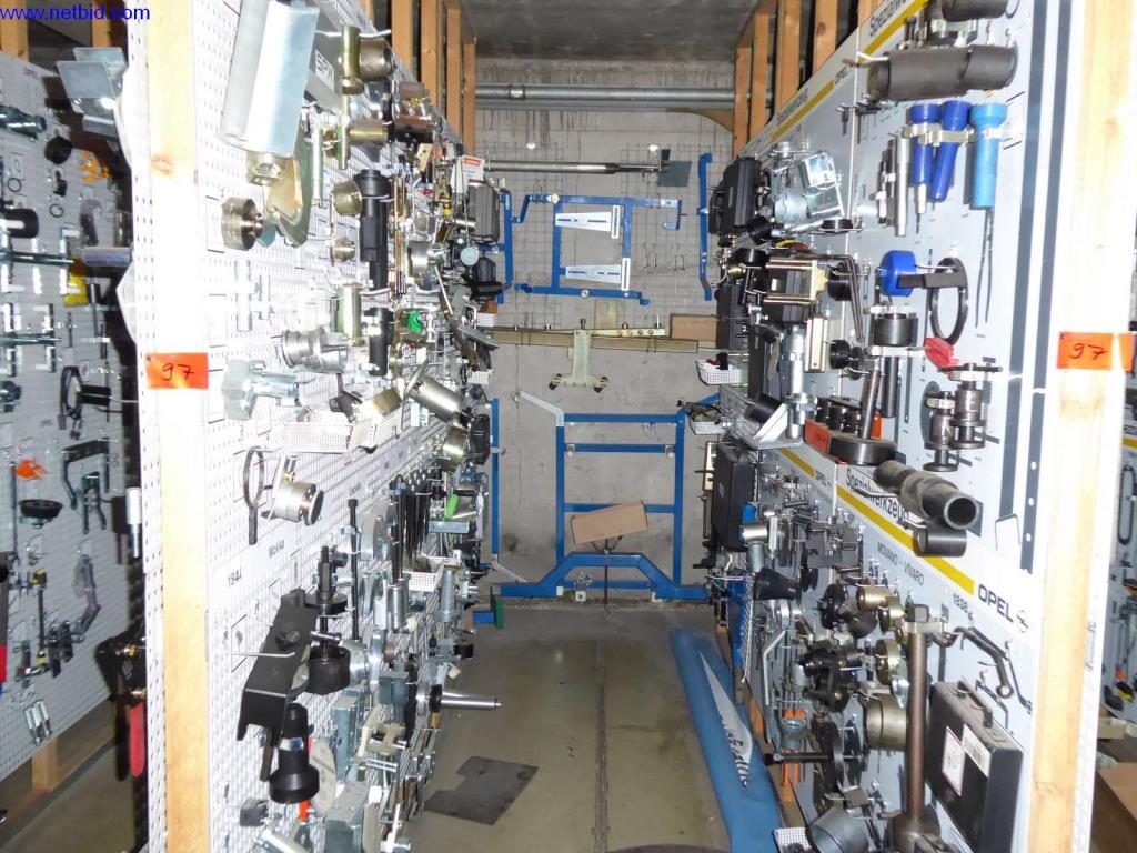 Equipamiento de taller, fábrica, oficina y sala de ventas para un taller / concesionario de automóviles-2