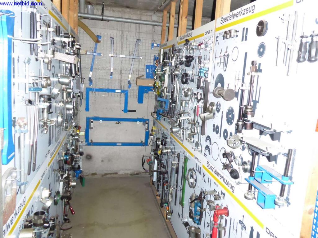 Equipamiento de taller, fábrica, oficina y sala de ventas para un taller / concesionario de automóviles-3