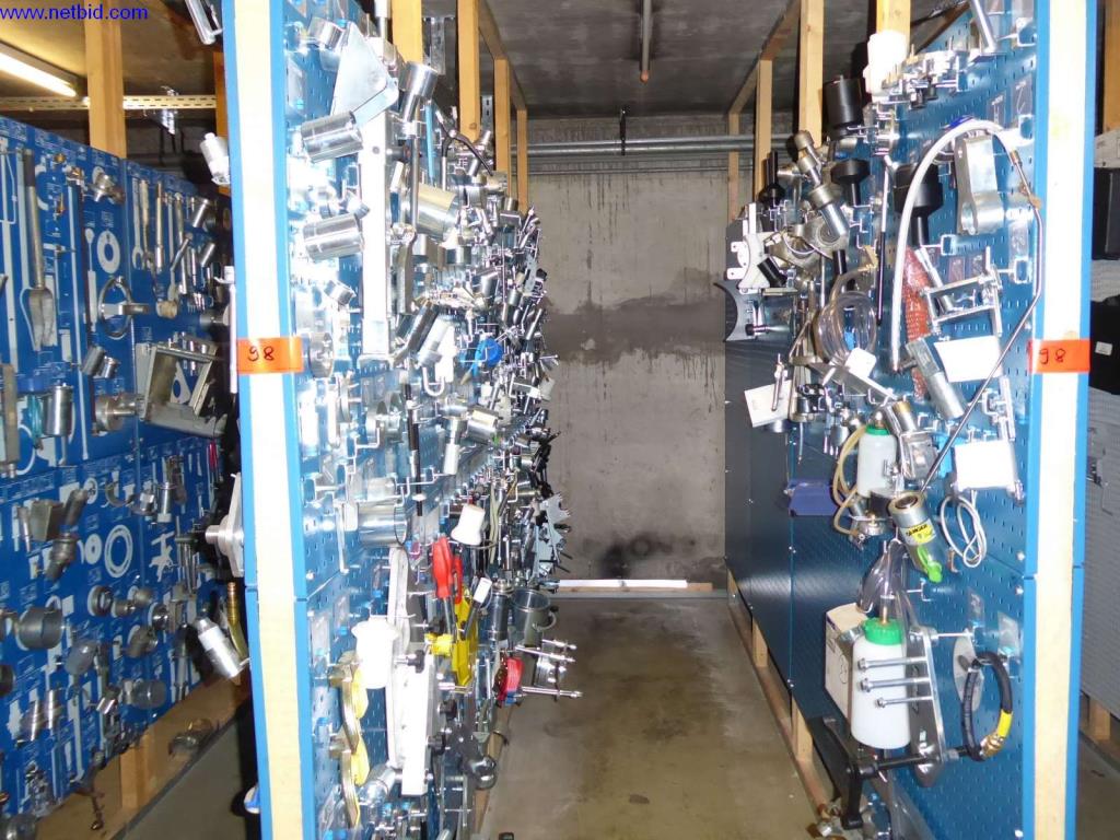 Equipamiento de taller, fábrica, oficina y sala de ventas para un taller / concesionario de automóviles-1