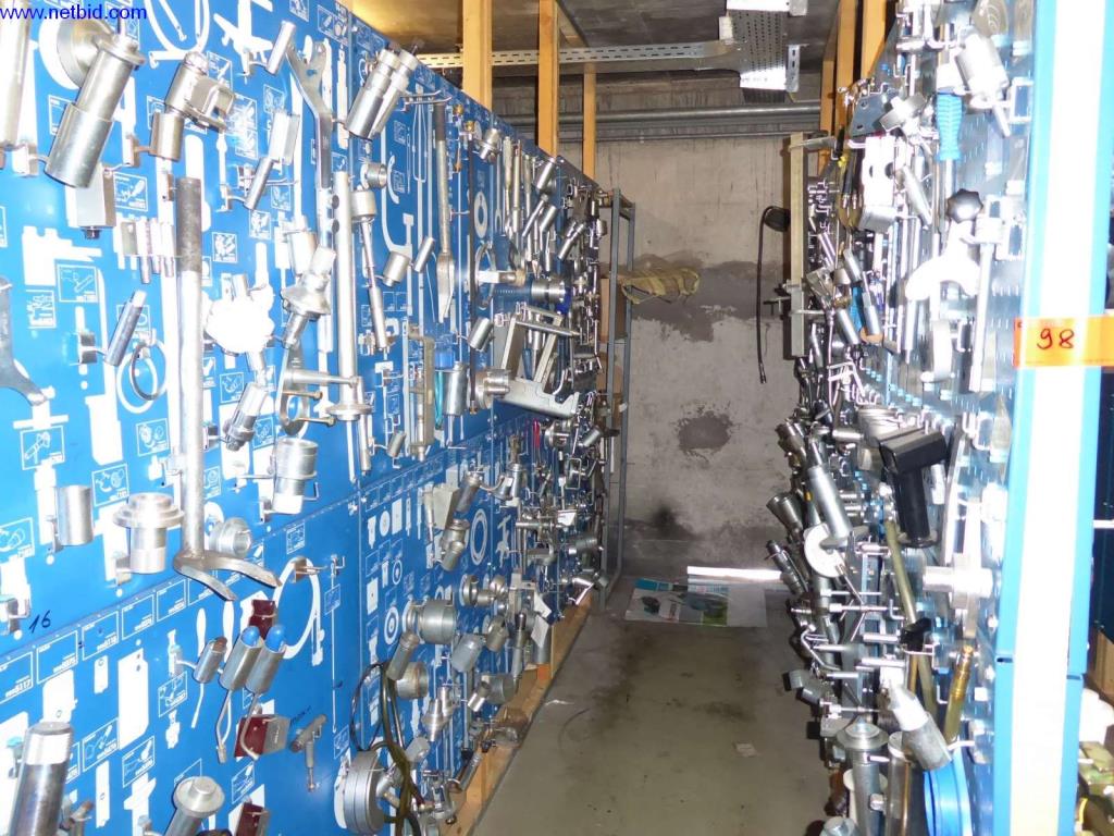 Equipamiento de taller, fábrica, oficina y sala de ventas para un taller / concesionario de automóviles-2