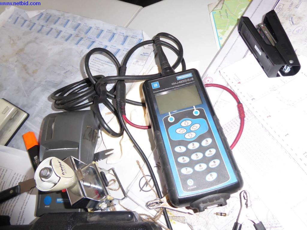 Equipamiento de taller, fábrica, oficina y sala de ventas para un taller / concesionario de automóviles-1