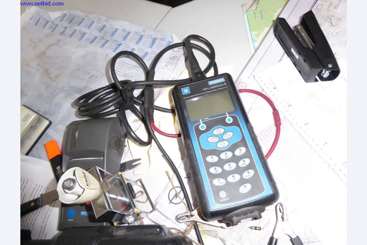 Equipamiento de taller, fábrica, oficina y sala de ventas para un taller / concesionario de automóviles-1