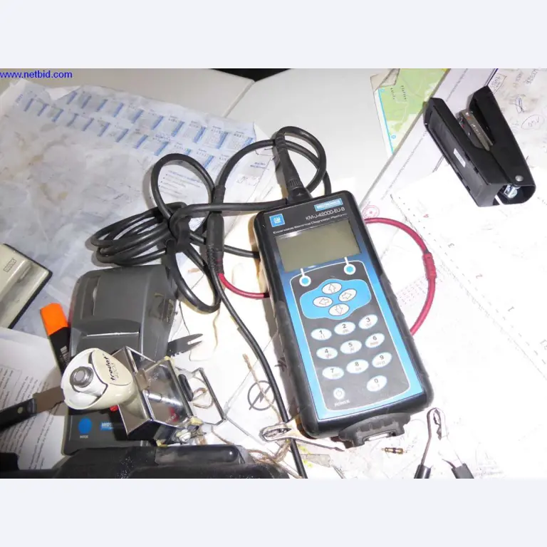 Equipamiento de taller, fábrica, oficina y sala de ventas para un taller / concesionario de automóviles-1