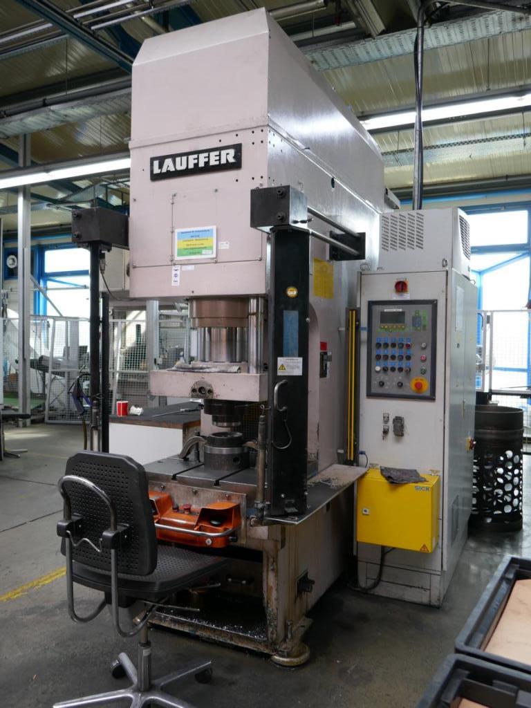 Máquinas de um fornecedor do sector automóvel-3