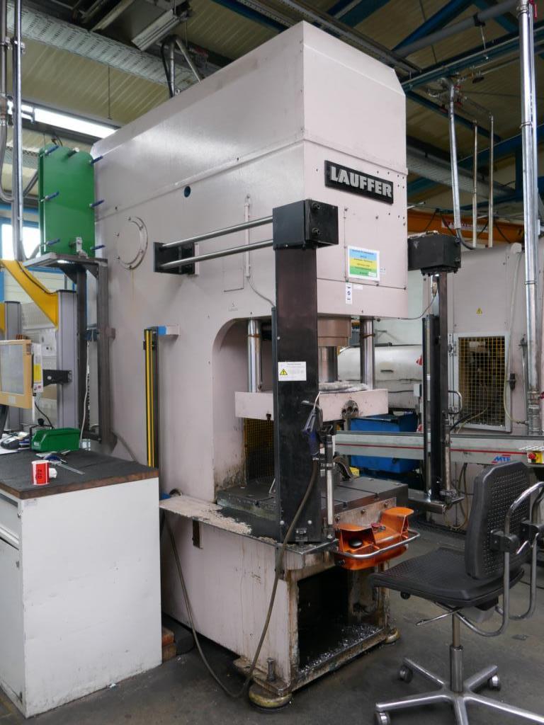 Máquinas de um fornecedor do sector automóvel-4