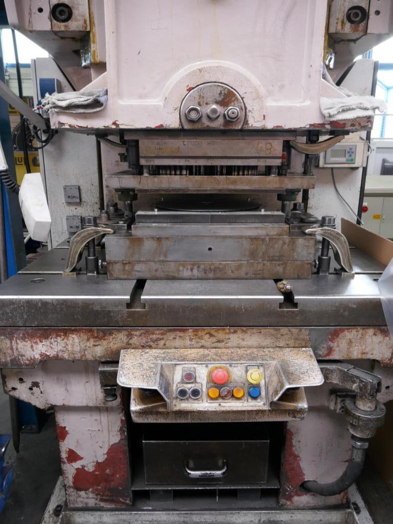 Máquinas de um fornecedor do sector automóvel-5