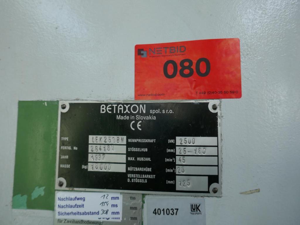 Máquinas de um fornecedor do sector automóvel-2