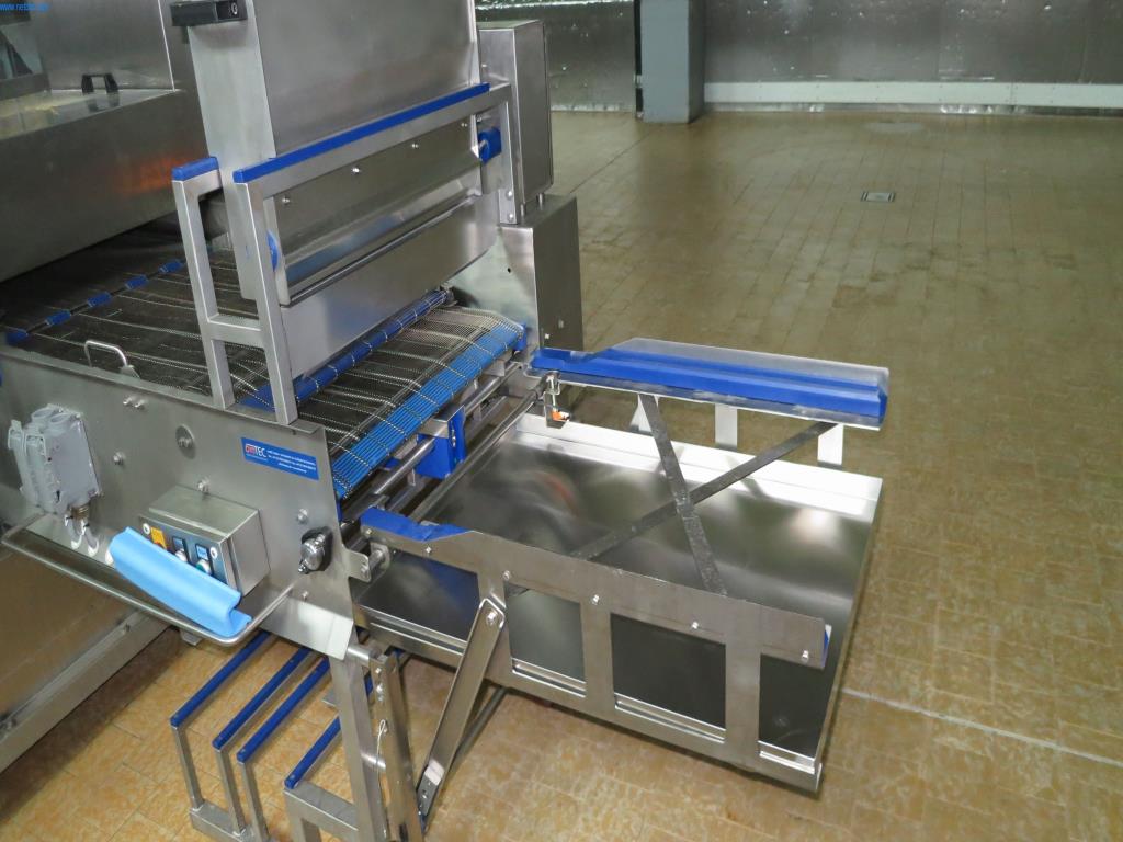 Pekařské stroje ve velké pekárně-5