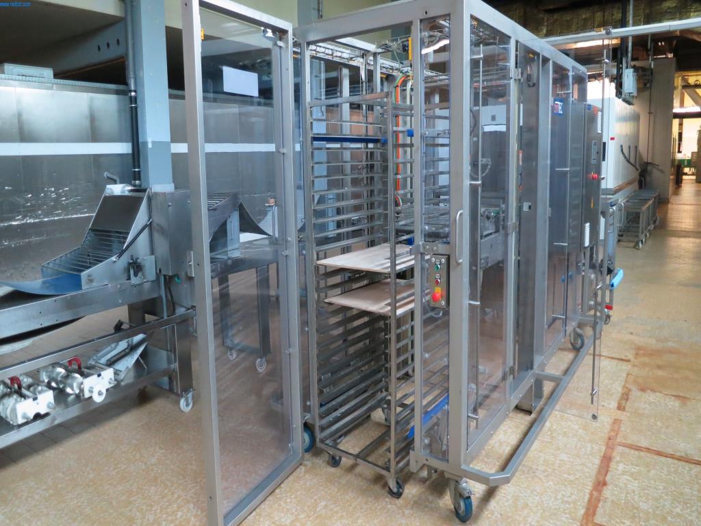 Pekařské stroje ve velké pekárně-6