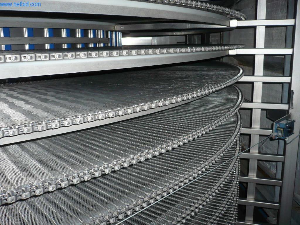 Pekařské stroje ve velké pekárně-4