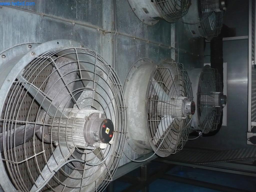 Pekařské stroje ve velké pekárně-5