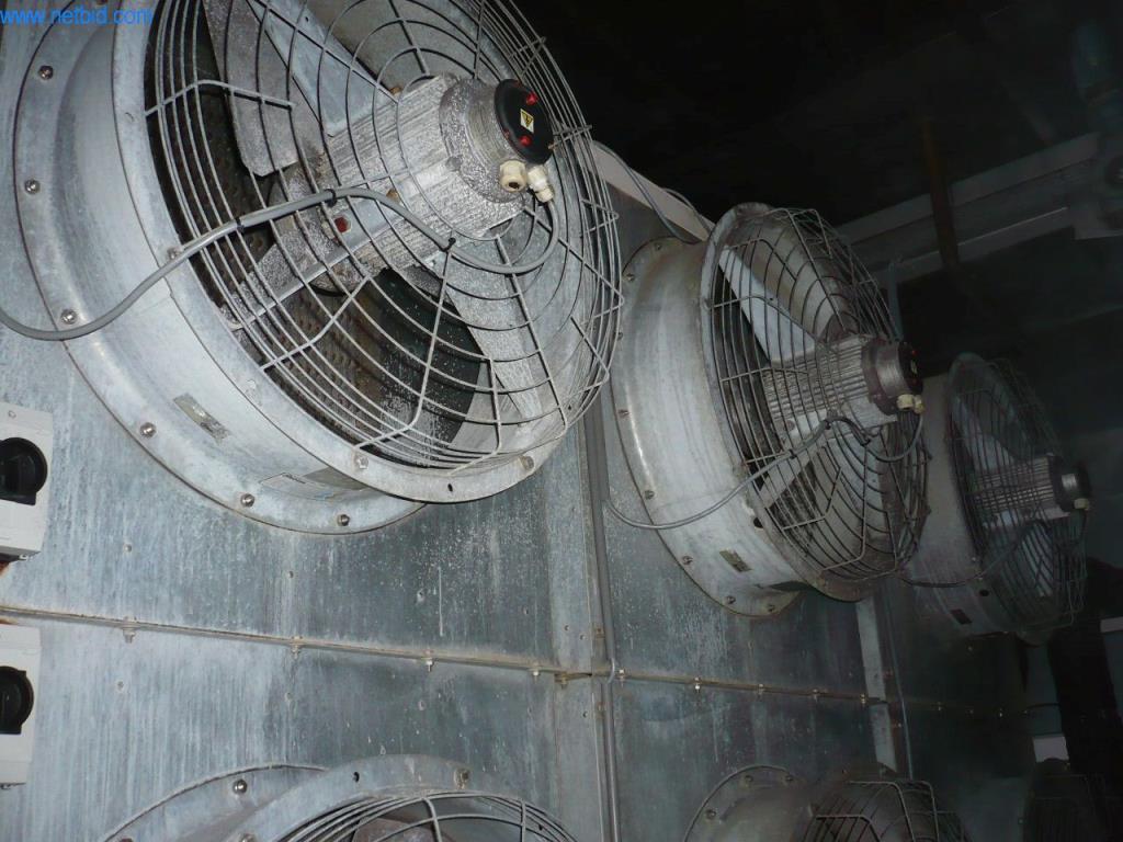 Pekařské stroje ve velké pekárně-6