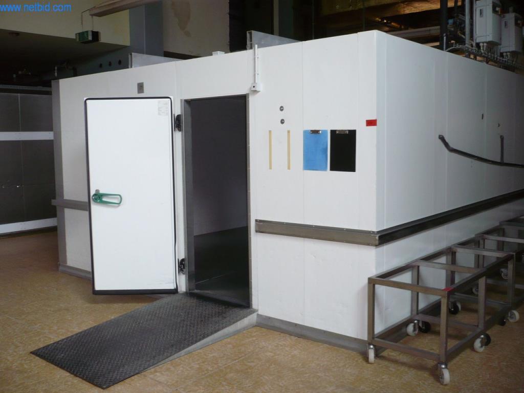 Pekařské stroje ve velké pekárně-1