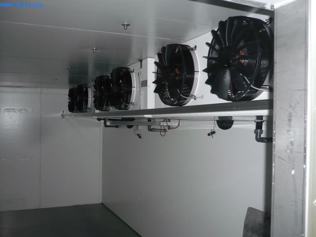 Pekařské stroje ve velké pekárně-2