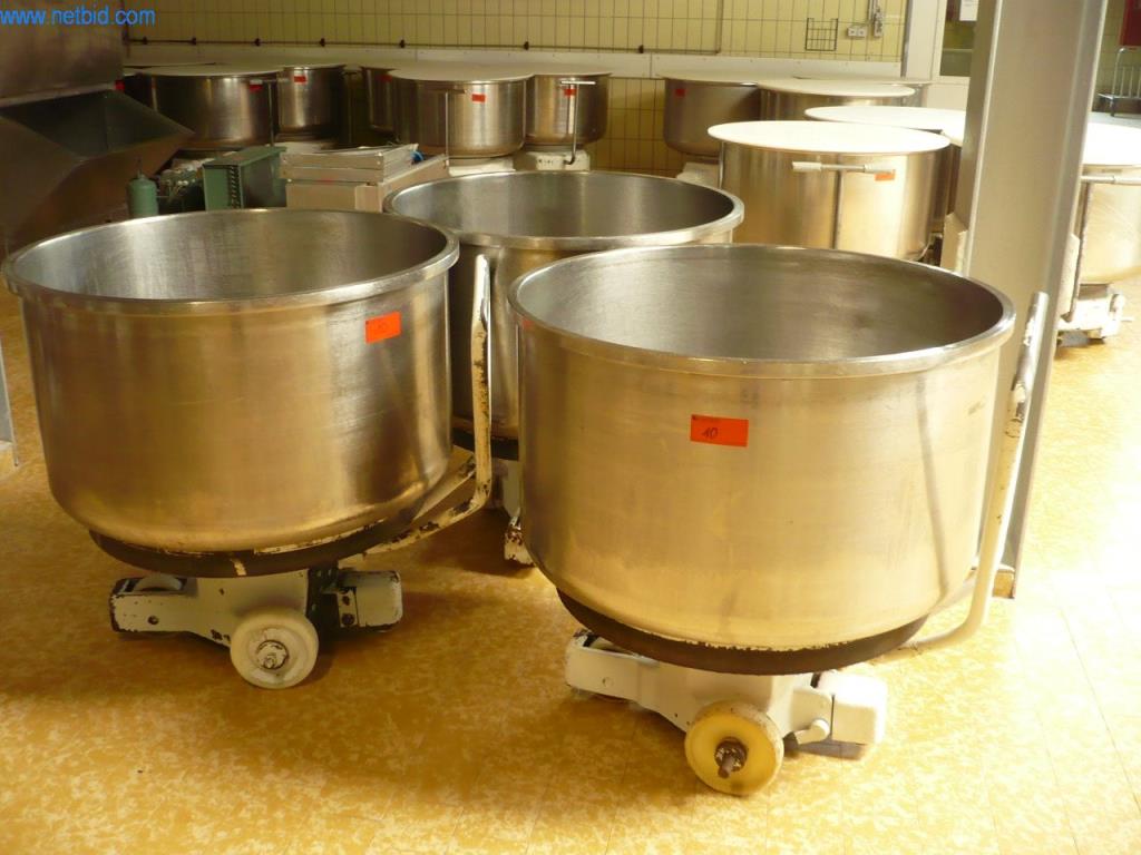 Pekařské stroje ve velké pekárně-1