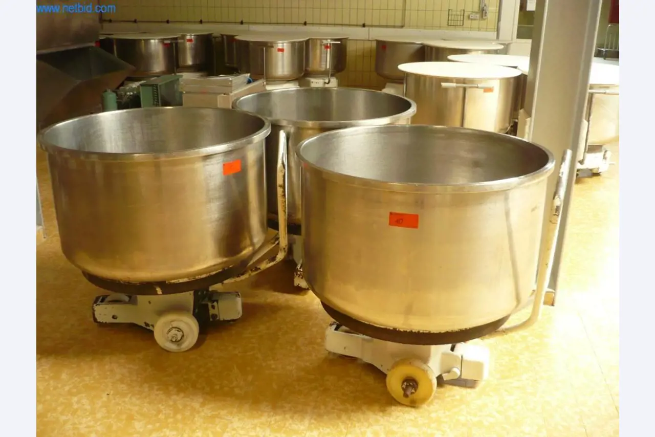 Maszyny piekarnicze w dużej piekarni-1