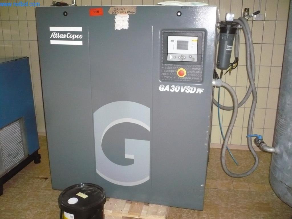 Pekařské stroje ve velké pekárně-1