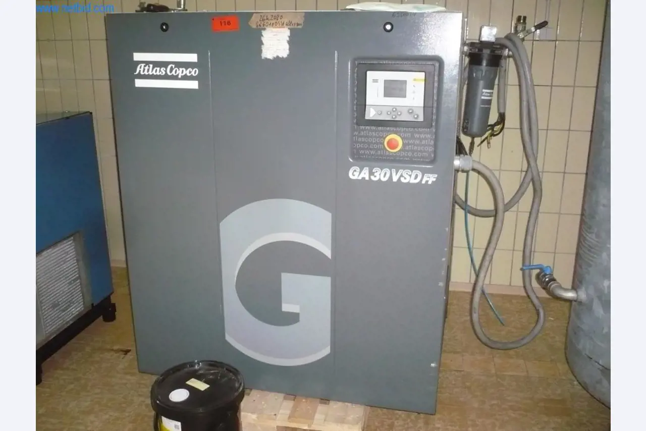 Máquinas de padaria numa grande padaria-1